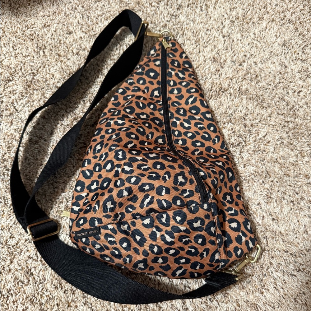 Chic Leopard Print Crossbody Bag